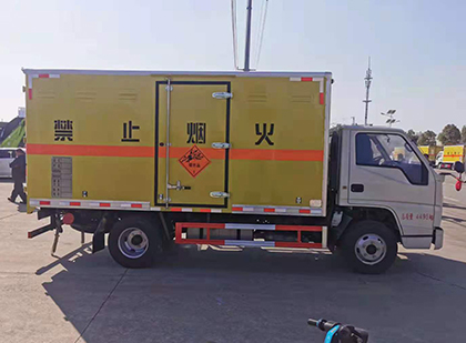 临泉爆破器材运输车工人安全操作规范与智能技术保障